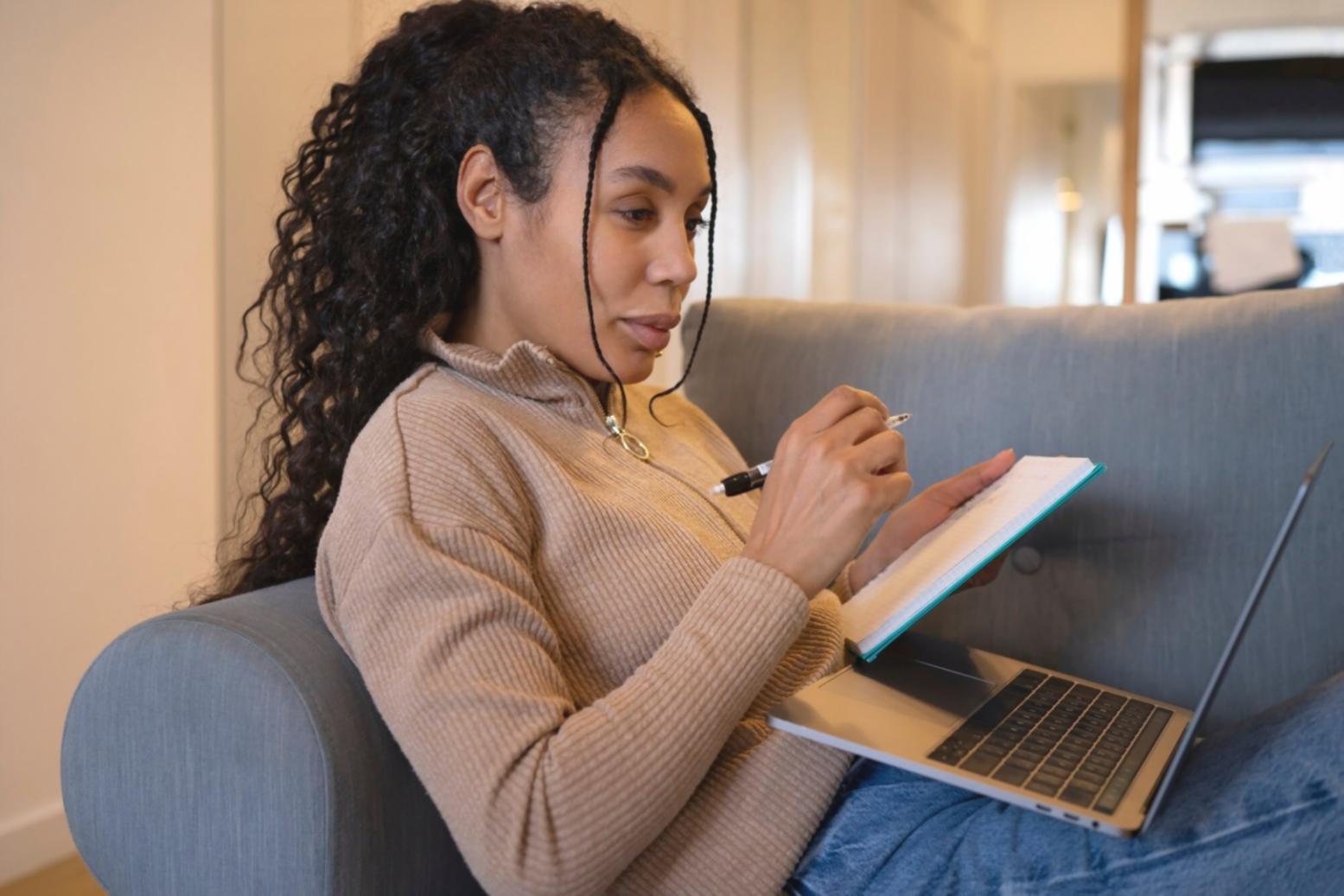 Personne analysant ses finances personnelles avec sérénité